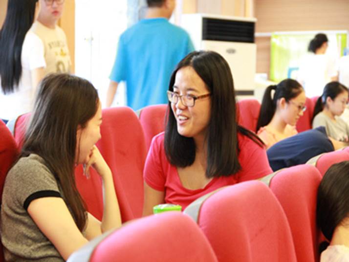 学员在欢快地交谈