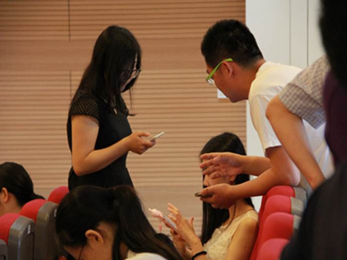 课间学员间的交流