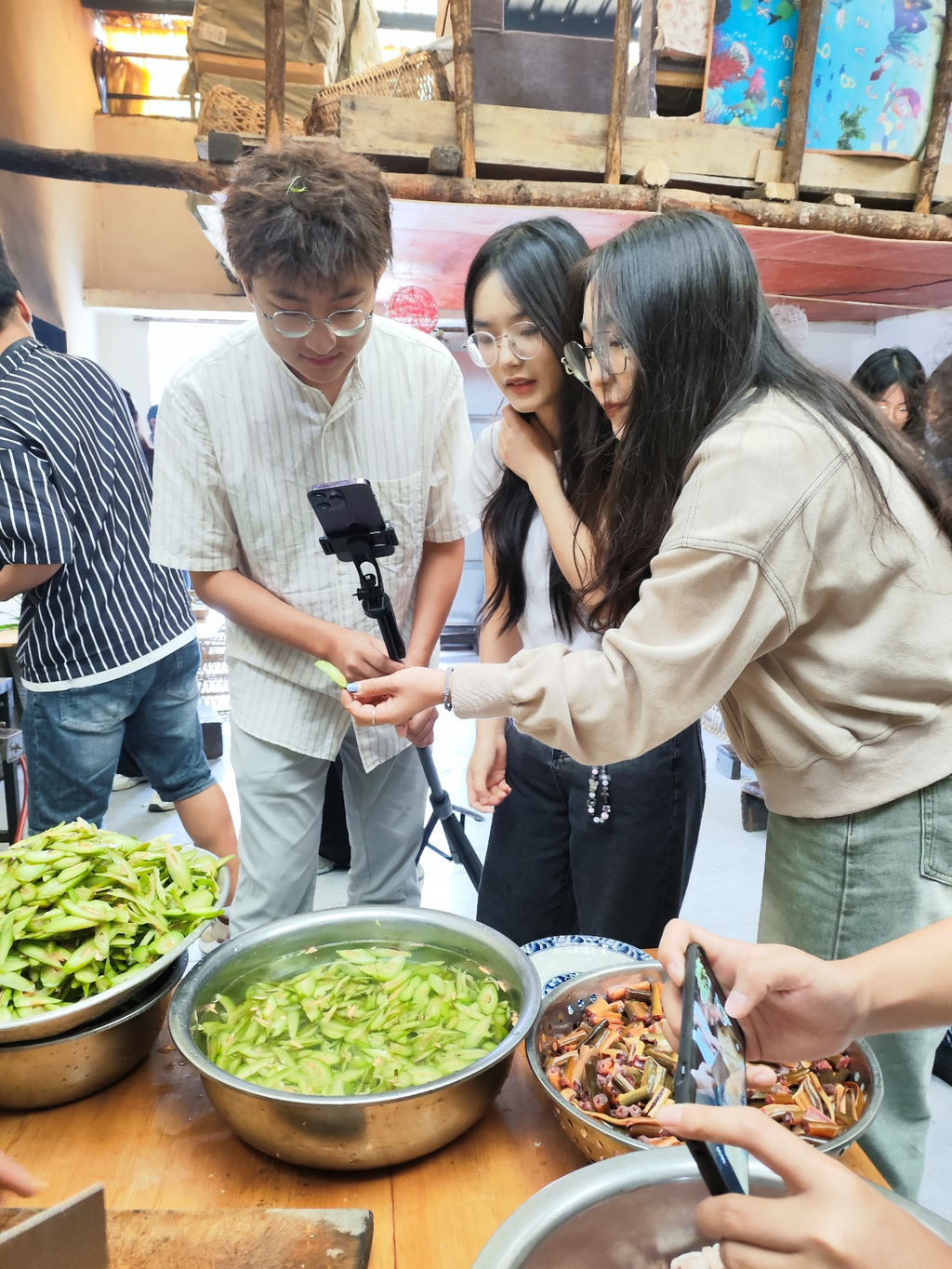 三位学生“主播”向粉丝介绍当地特色食材。通讯员 张培钰 李宁 摄