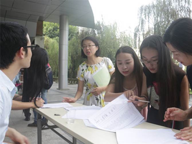学员户外签到报到现场_副本
